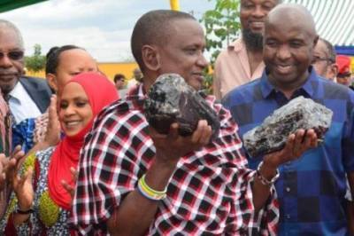 В Танзании отец 30 дней и шахтер обнаружил на работе драгоценный камень