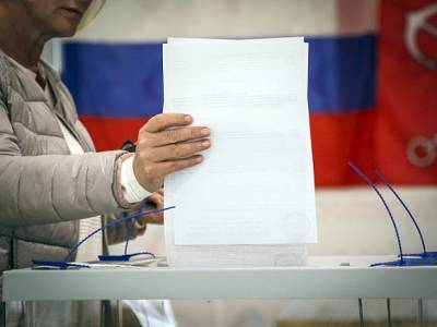 СМИ: В Петербурге зафиксировали вброс бюллетеней на голосовании (видео)