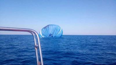 В Сочи воздушный шар с пилотом упал в море в трех километрах от берега. Видео