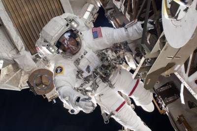 Видео дня: Астронавты NASA вышли с МКС на “космическую прогулку”