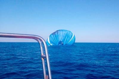Россиянин решил позвать девушку замуж на воздушном шаре и оказался в море