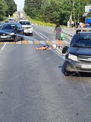Очевидцы: в Кузбассе автомобиль сбил женщину на переходе