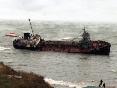 Власти Одессы закрыли пляж "Дельфин" из-за утечки топлива из танкера