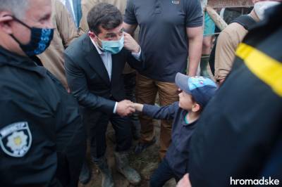 Сапоги президенту!: На Прикарпатье местный житель отдал Зеленскому свою обувь, - СМИ