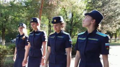 В Краснодаре девушки-курсанты авиационного училища готовятся сесть за штурвал боевых самолетов