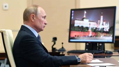 Путин и Макрон проводят видеоконференцию