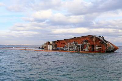 В Одессе из-за утечки топлива из танкера Delfi закрыли пляж «Дельфин»