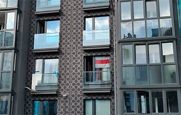 Белорусы вывешивают национальные флаги в окнах