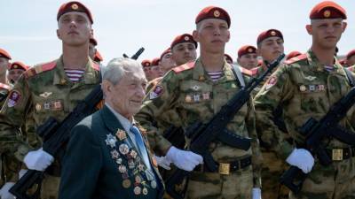 «Вспомнил победный 45-й»: ветерану Кужильному устроили теплый прием в дивизии Дзержинского