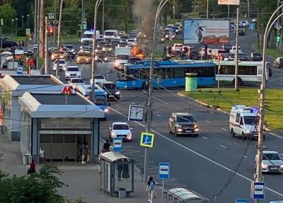 Легковушка сгорела на проспекте Вернадского в Москве