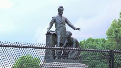 Участники Black Lives Matter ополчились против памятника Аврааму Линкольну, который отменил рабство