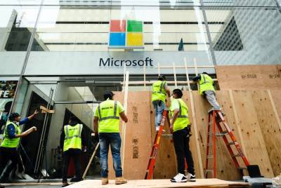 Microsoft закроет большинство своих магазинов по всему миру