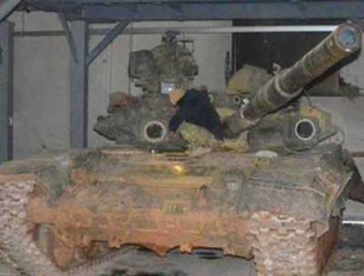 Трофейный танк Т-90 ржавеет у исламистов