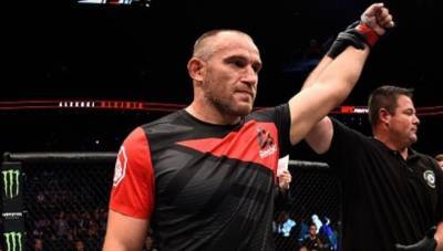 43-летний Олейник подписал новый контракт с UFC