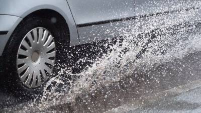 Видео: мужчина на Lexus намеренно окатил пешеходов водой из лужи