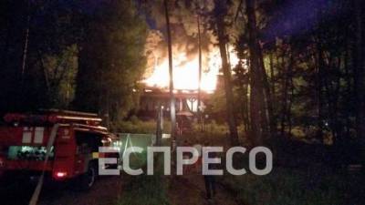В Киеве сильный пожар, горит кафе на Житомирской трассе