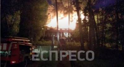 В Киеве горит кафе (видео)