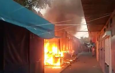 В Донецке сильный пожар на рынке: видео