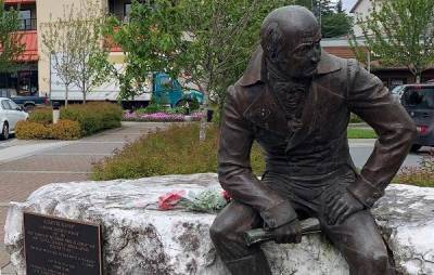Жители Аляски потребовали снести памятник правителю русских поселений
