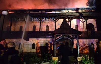 В Киеве горел ресторан, огонь тушили 11 спецмашин