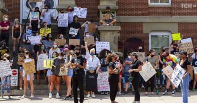 В США все еще продолжаются протесты в поддержку прав темнокожих, мусульман, ЛГБТ-сообщества и других меньшинств (26 фото)