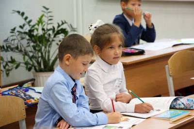 Минтруд РФ не поддержал идею расширить выплаты по 10 т.р. на детей от 16 лет
