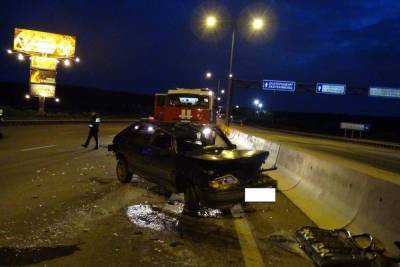 В Екатеринбурге ВАЗ-2114 врезался в ограждение после того, как пьяный водитель попросил пассажира поддержать руль