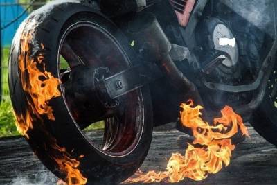 В Оренбурге в ДТП сгорел мотоцикл