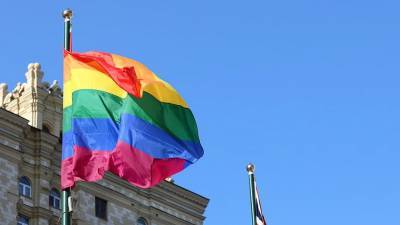 В посольстве Великобритании в Москве вывесили флаг ЛГБТ