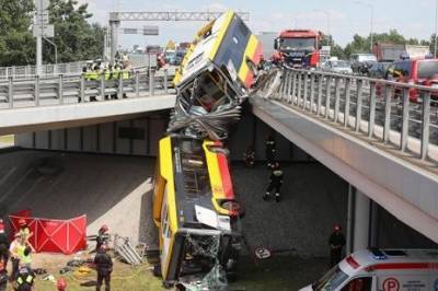 Автоавария в Варшаве: автобус пробил заграждение и рухнул на скоростную трассу