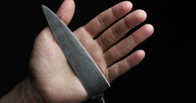 Мужчина пырнул ножом в шею охранника караоке-бара в Москве