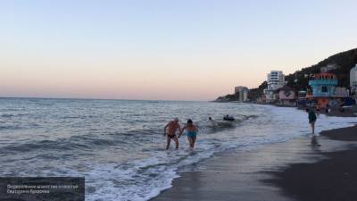Врач из Крыма оценил вероятность подхватить коронавирус при купании в море