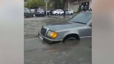 В Нур-Султане из-за забитых мусором ливнёвок затопило несколько улиц после дождя