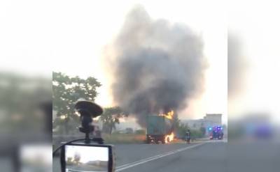 В Санкт-Петербурге загорелся грузовик с кислотой