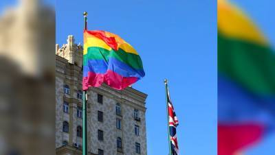 Посольство Британии в Москве вслед за посольством США вывесило ЛГБТ-флаг