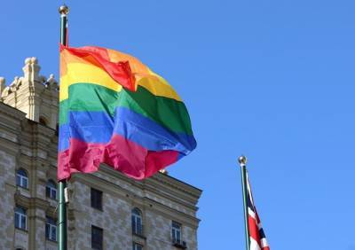Посольство Великобритании в Москве вывесило радужный флаг в поддержку ЛГБТ-сообщества