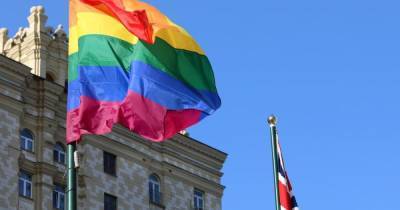 ЛГБТ-флаг появился на здании еще одного посольства в Москве