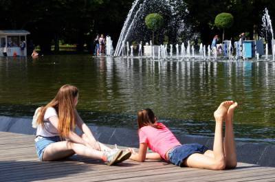 Москвичам посоветовали избегать занятий спортом и пить много воды в жару