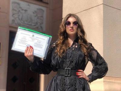 «Мечты сбываются!»: Дочь Кузьмы Скрябина получила диплом медика
