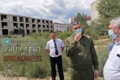 Осипов проверил недостроенный дом в Краснокаменске, на крыше которого дети играли в мяч