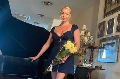 Анастасия Волочкова обратилась к своему избраннику, подарившему ей цветы