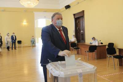 «Жизнь человека зависит от его конституционных прав» — Глава Мордовии проголосовал в Русском драматическом театре