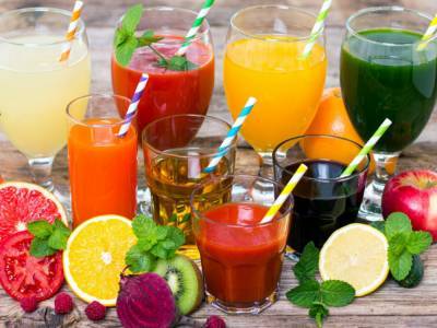 Эти напитки опасно пить в жару: диетолог объяснила причину