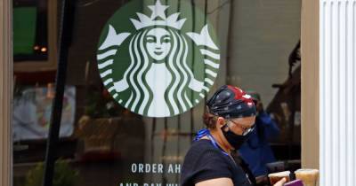 В США бариста получил $50 тысяч чаевых после нападок за отказ обслуживать клиентку без маски