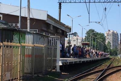Жители Сестрорецка пожаловались на невозможность сесть в электричку на «Яхтенной»
