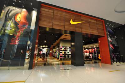 Nike перенесет в онлайн половину продаж и сократит сотрудников — Bloomberg
