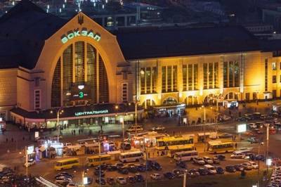На киевском вокзале горе-зацепер загорелся и бегал между людей: видео инцидента
