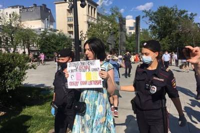 В Москве задержали сторонников обвиненной за рисунки с вагинами художницы
