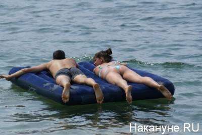В Анапе мужчину и мальчика унесло на надувном матрасе в море