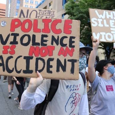 Протестующие в США совершили нападения на участки полиции в Сиэтле и Портленде